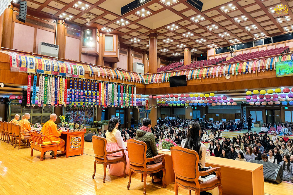 Vào buổi chiều cùng ngày, Sư Phụ Thích Trúc Thái Minh cũng có buổi thuyết giảng Phật Pháp với chủ đề “Làm sao để vượt qua áp lực trong cuộc sống?”