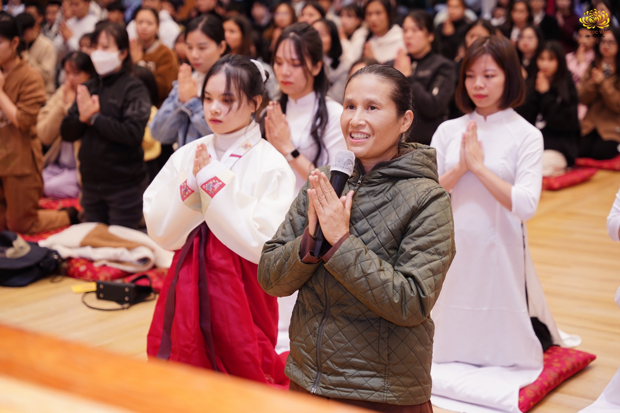 Cô Phạm Thị Yến đại diện cho hàng Phật tử dâng lời tác bạch cầu thỉnh Pháp