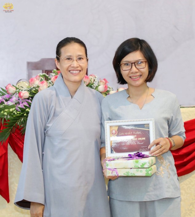 Phật tử Kim Oanh hoan hỷ khi được chụp ảnh lưu niệm cùng Cô Phạm Thị Yến (ảnh năm 2019)