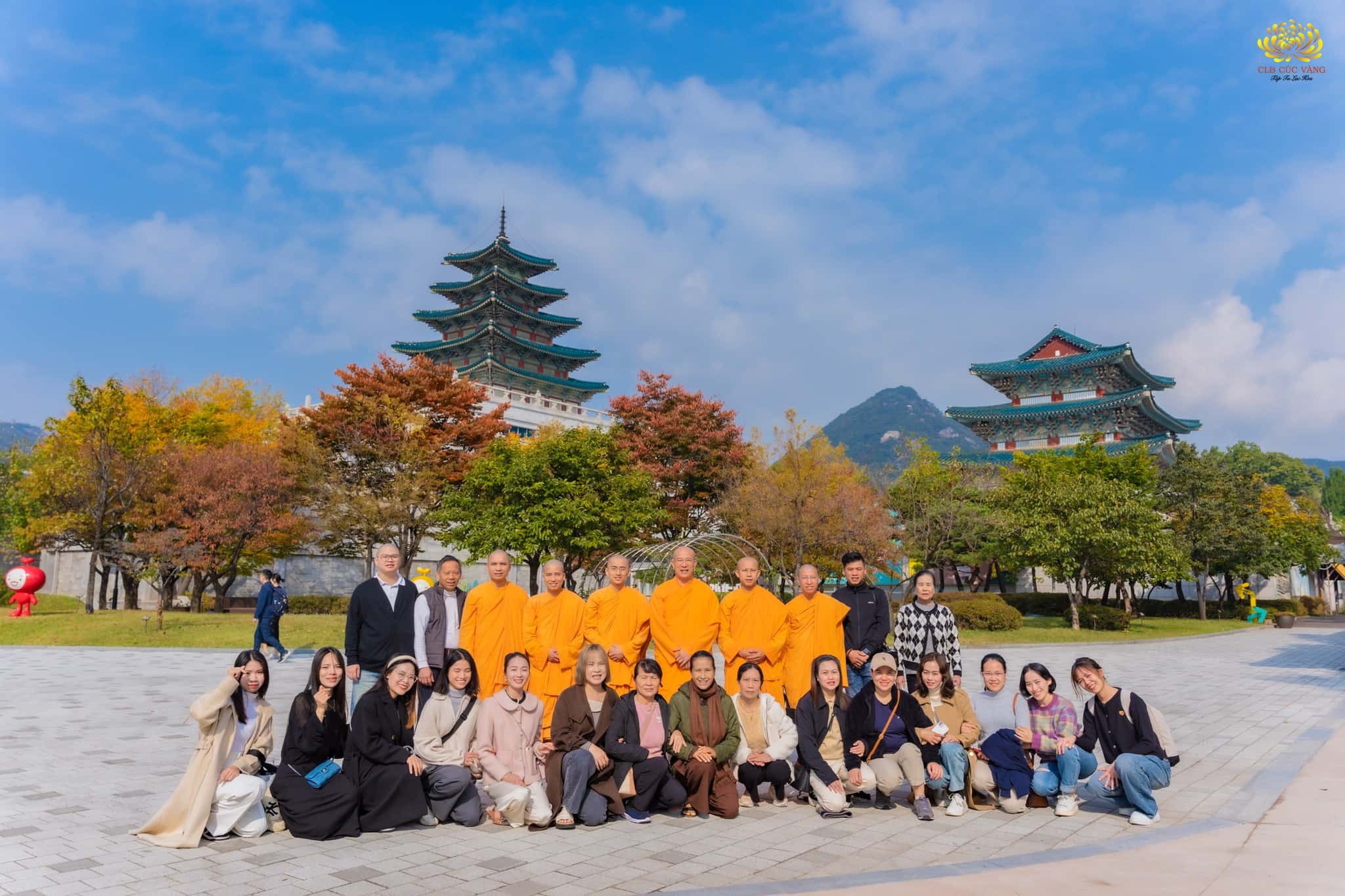 Đoàn chụp ảnh lưu niệm tại bảo tàng dân gian Hàn Quốc