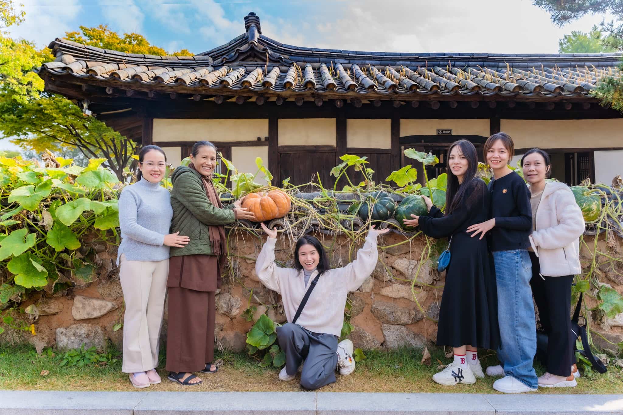Cô Chủ nhiệm cùng các Phật tử chụp ảnh lưu niệm tại bảo tàng dân gian Hàn Quốc - Nơi lưu giữ những nét đẹp văn hóa lịch sử, truyền thống của xứ sở kim chi
