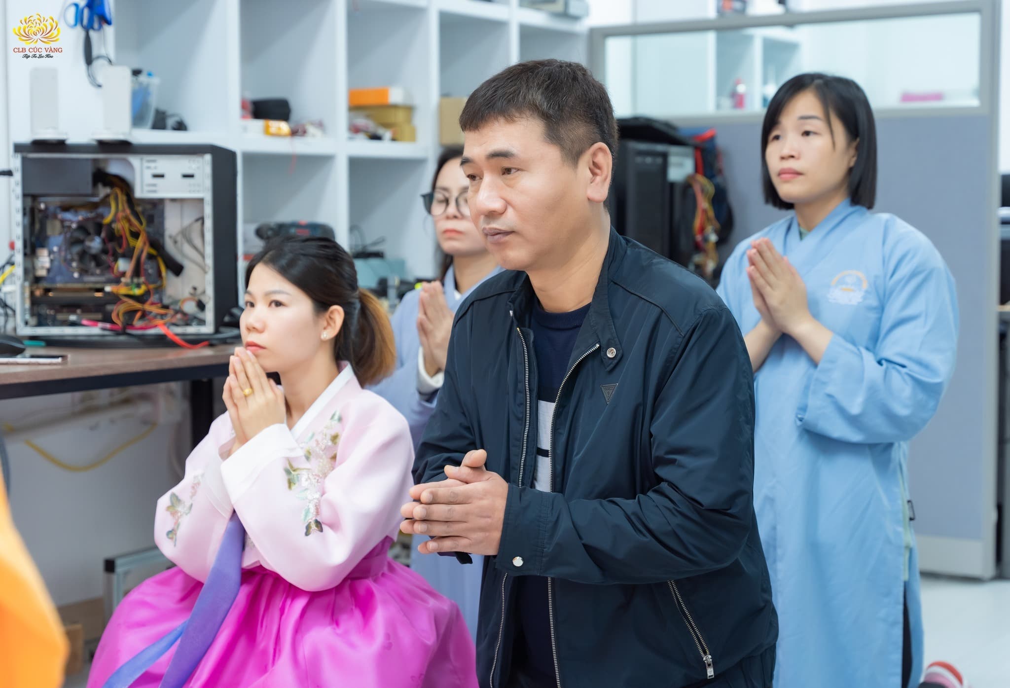 Anh Lee Gi Wook chồng Phật tử Phạm Thị Hồng Phượng trong buổi lễ cầu an tại cửa hàng