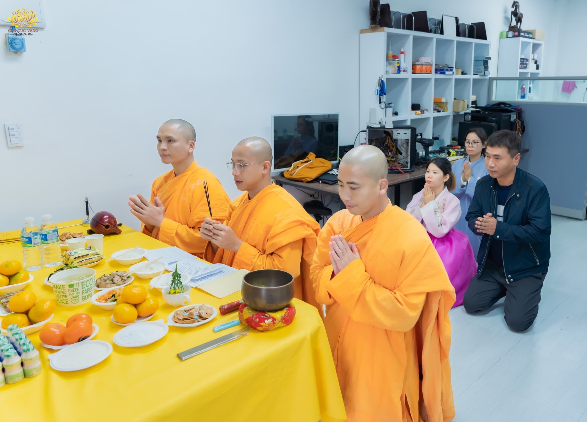 Thể theo lời thỉnh cầu của Phật tử và theo sự chỉ dạy của Sư Phụ, chư tôn đức Tăng đã tác lễ cầu an và cúng thí thực tại cửa hàng sửa máy tính của gia đình.