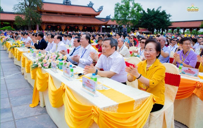 Tham dự Đại lễ còn có các vị lãnh đạo, nguyên lãnh đạo Đảng, Nhà nước; nhiều cơ quan ban, ngành Trung ương, tỉnh Quảng Ninh và TP. Uông Bí