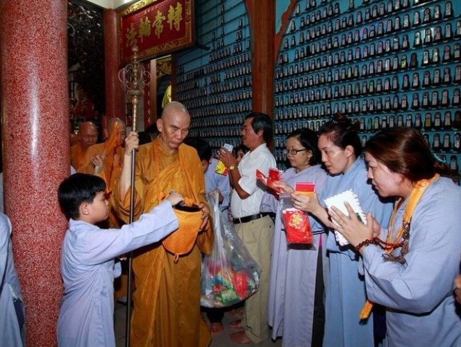 Chư Tăng tại tổ đình Vạn Thọ - TP.HCM thọ nhận sự cúng dường của  Phật tử trong buổi sớt bát (Nguồn: báo Giác Ngộ)