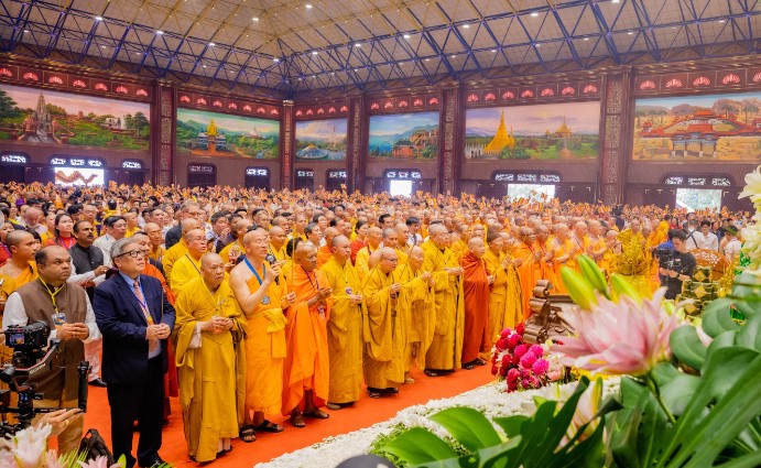 Chư Tôn đức Hòa thượng Thượng tọa, đại biểu, nhân dân, Phật tử các nước trong nghi thức khánh thành Đại Giảng Đường