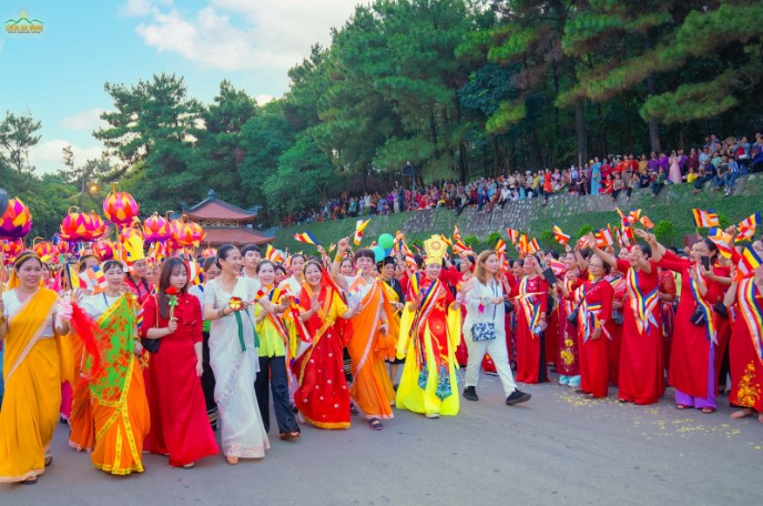 Cô Phạm Thị Yến cùng các Phật tử tham gia trong lễ diễu hành xe hoa kính mừng Đức Phật đản sinh