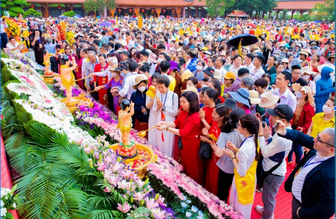 Quý đại biểu cùng nhân dân, Phật tử thập phương dâng nước cúng dường tắm Phật