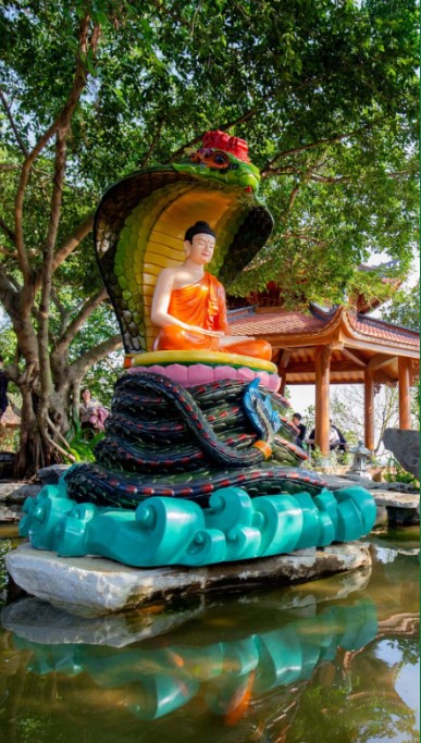 Tượng rắn thần Muchalinda che mưa cho Đức Phật ở vườn thiền chùa Ba Vàng - mô phỏng lại câu chuyện nổi tiếng trong lịch sử Phật giáo
