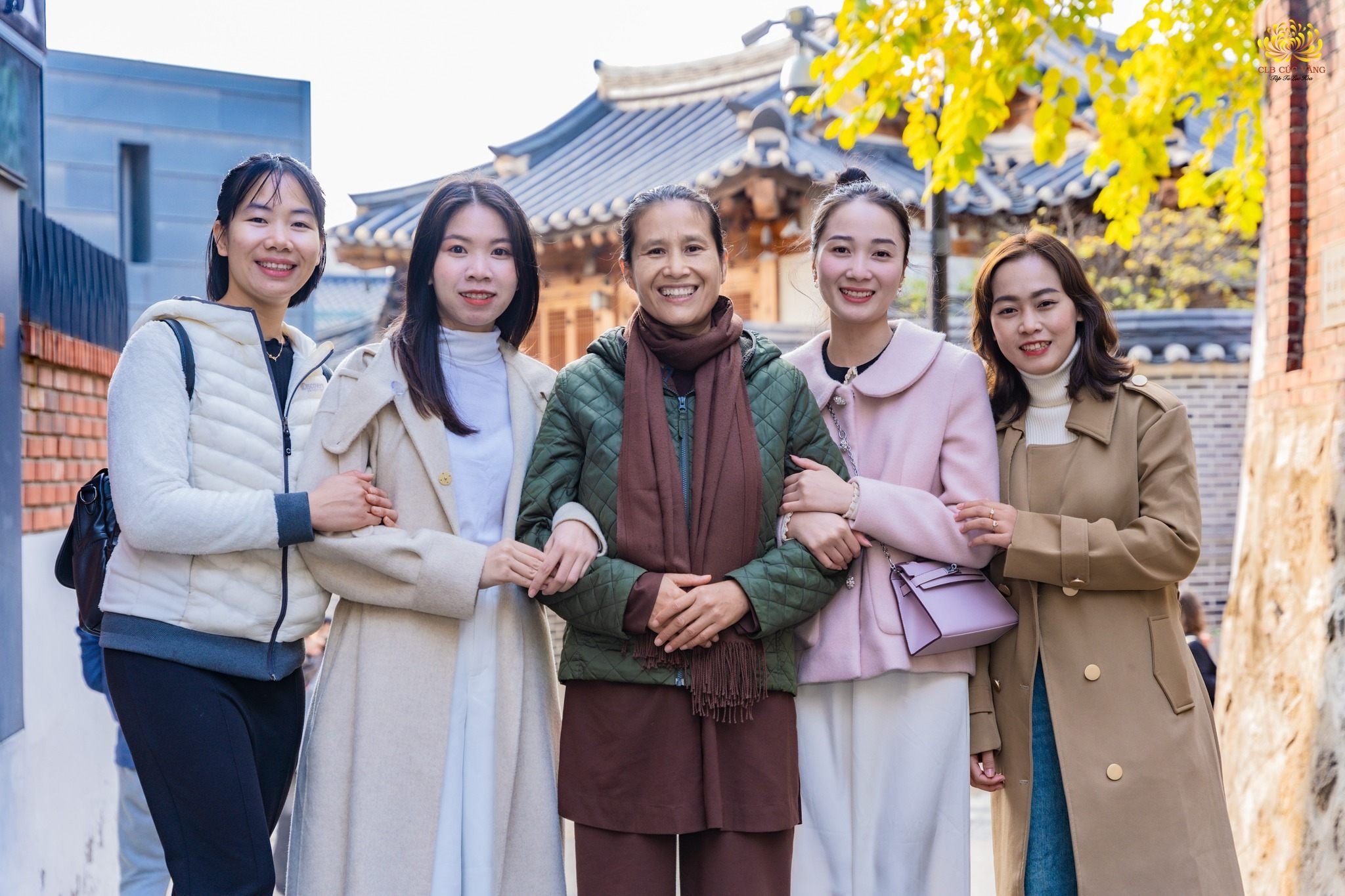Phật tử Dương Thị Mến (đứng bên trái Cô) và các Phật tử xa xứ Hàn Quốc chụp ảnh cùng Cô Phạm Thị Yến