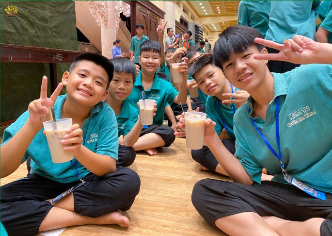 Nguyễn Hoàng Anh (đầu tiên bên trái) và các bạn cùng nhóm rất háo hức chờ đến giờ được ăn chè hàng ngày