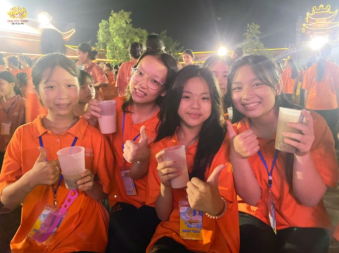 Hà Linh (thứ 2 bên trái) và Ngọc Bích (ở giữa) cùng các bạn thưởng thức chè đỗ xanh và trà sữa cực ngon