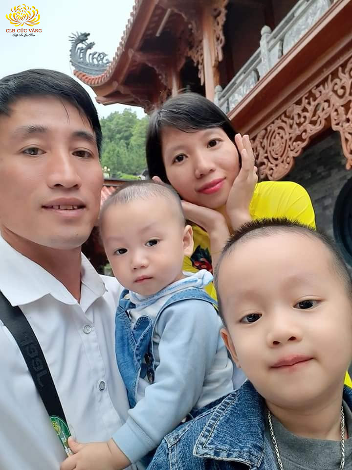 Gia đình anh Cường chụp ảnh tại chùa Ba Vàng