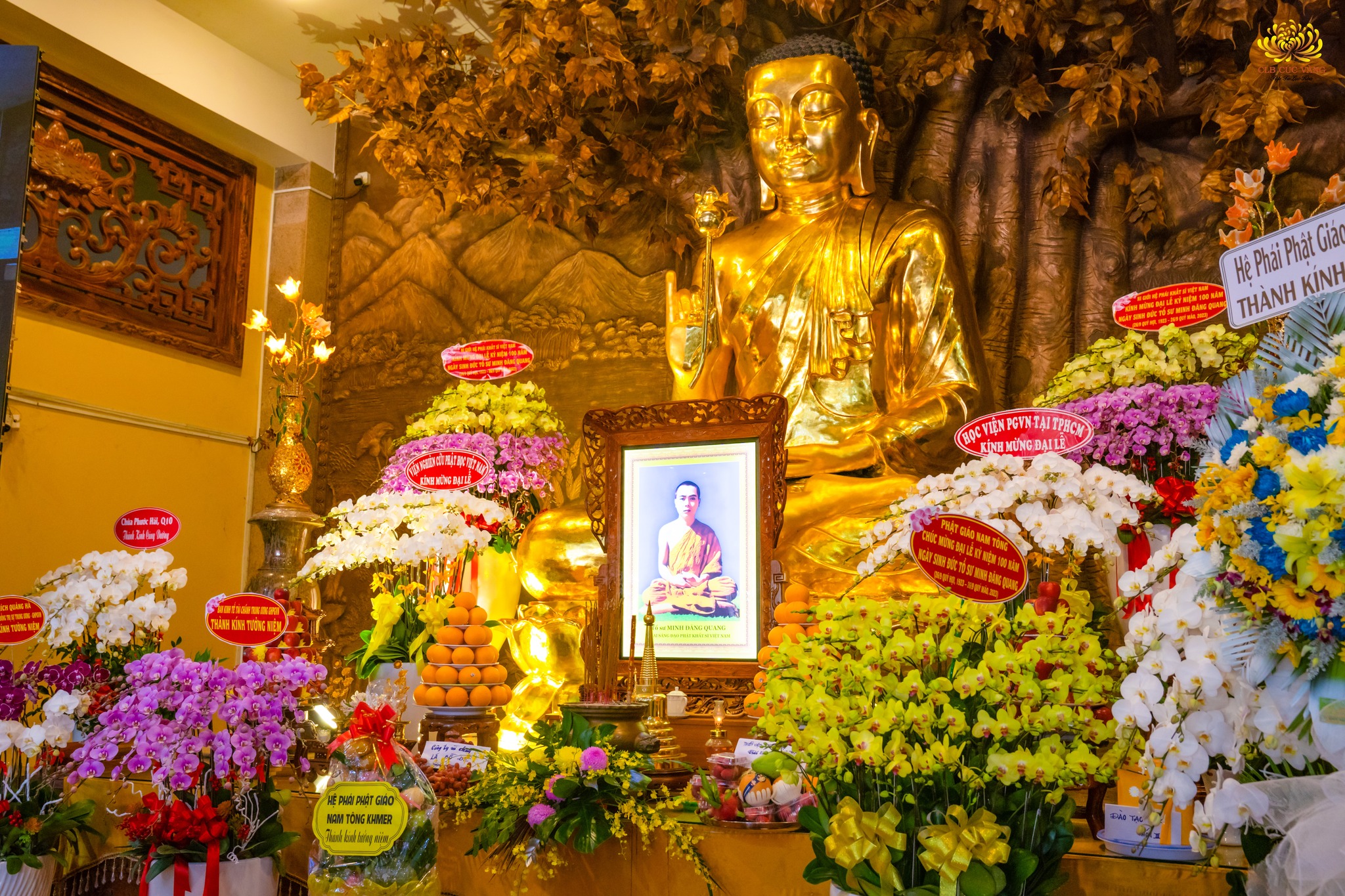 Ban thờ Tổ sư Minh Đăng Quang được bày trí trang nghiêm, thanh tịnh