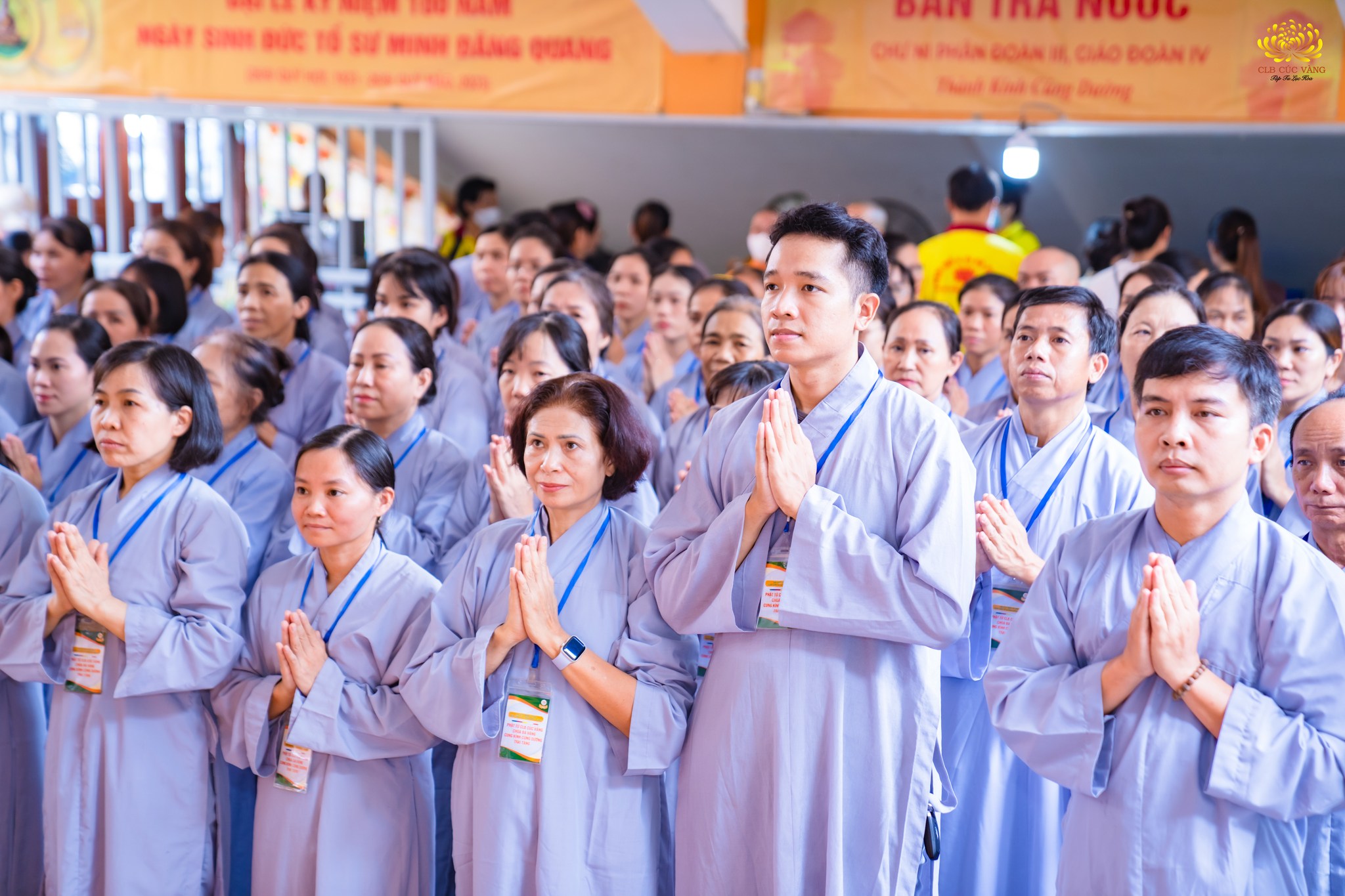 Các Phật tử trang nghiêm chắp tay tham gia khóa lễ