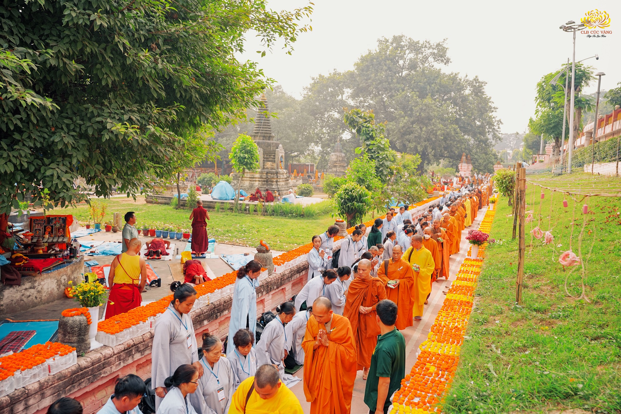 Chư Tôn đức Tăng khất thực, thọ nhận sự cúng dường của các Phật tử trong khuôn viên Thánh tích Bồ đề đạo tràng