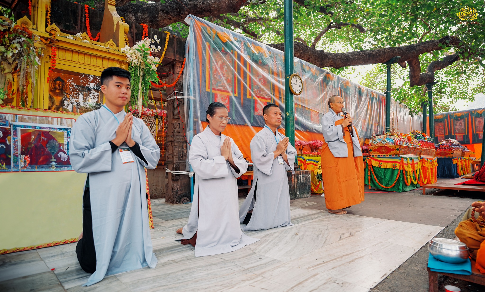 Cô Phạm Thị Yến cùng đại diện các Phật tử trang nghiêm đối trước chư Tôn đức Tăng Ni