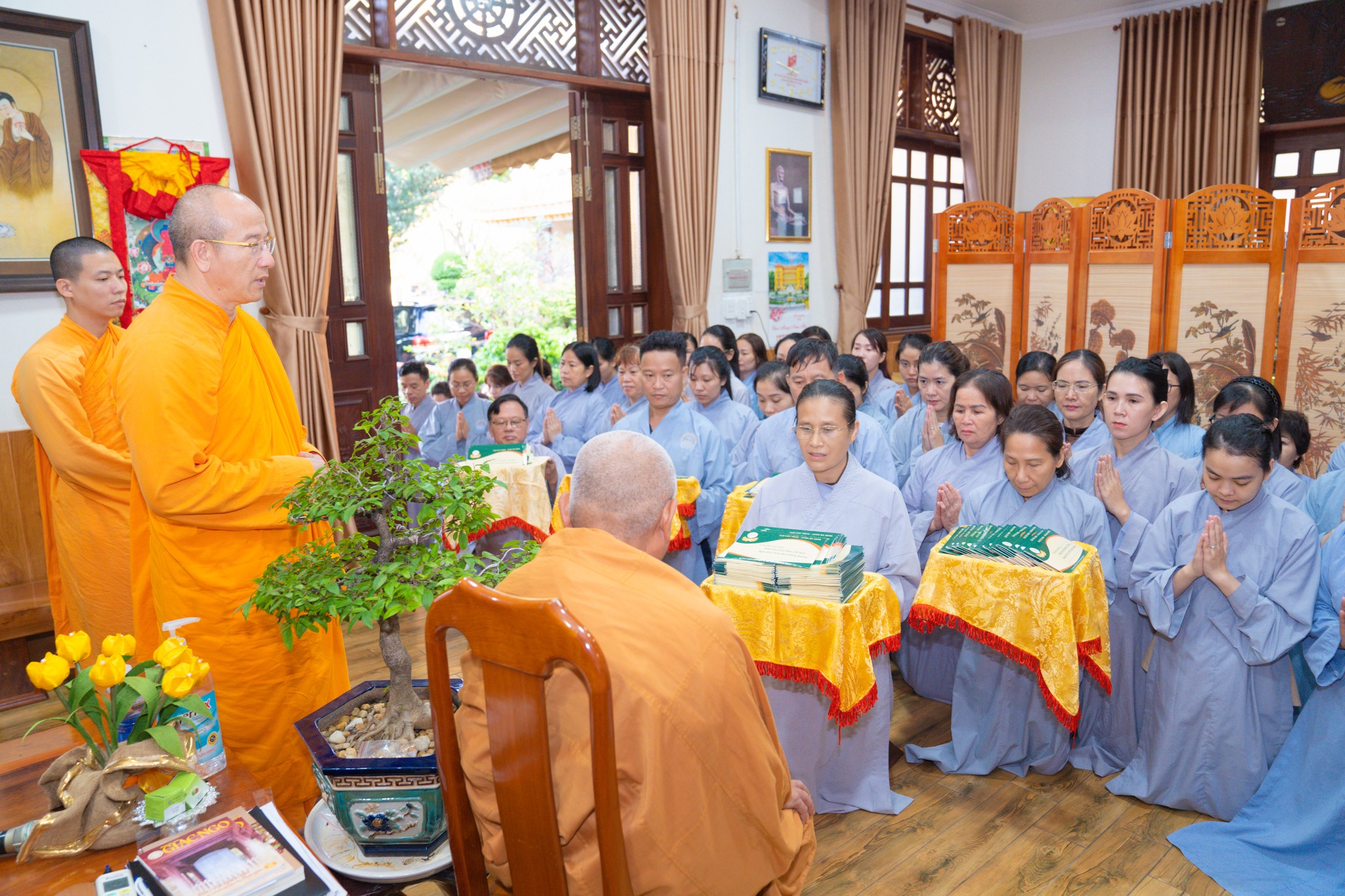 Nương đức trên Sư Phụ và đại Tăng, Cô Phạm Thị Yến cùng đại diện các Phật tử trong CLB Cúc Vàng thành kính bạch lễ cúng dường chư Tôn đức Tăng các hệ phái nhân Đại lễ tưởng niệm 100 năm ngày sinh của Đức Tổ sư Minh Đăng Quang