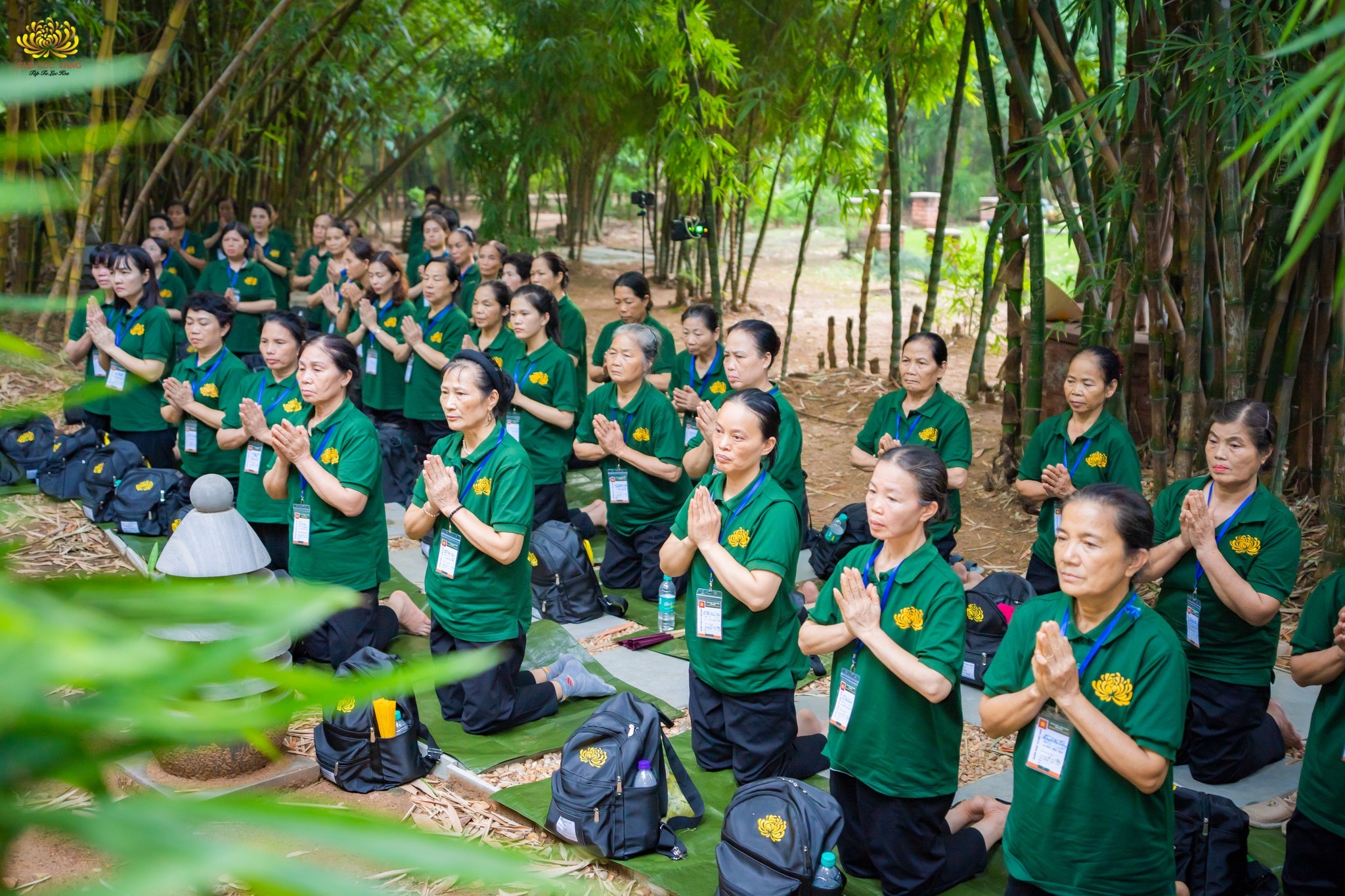 Theo sự hướng dẫn của Cô chủ nhiệm Phạm Thị Yến, các Phật tử cung kính chắp tay tác bạch trước khi ngồi thiền.