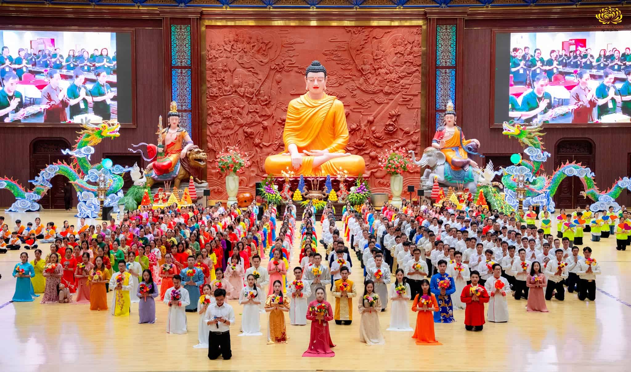 Các Phật tử CLB Cúc Vàng thành tâm hướng theo lời tác bạch của Cô chủ nhiệm với lòng biết ơn Sư Phụ kính yêu.