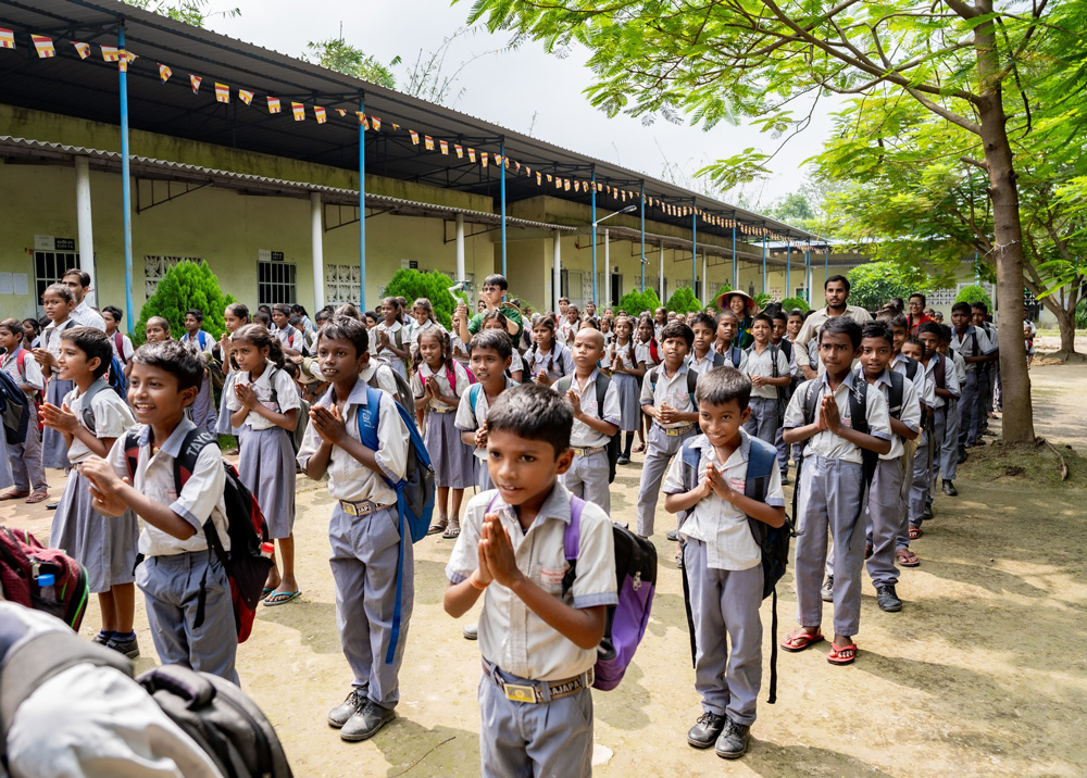 Các em học sinh Ấn Độ chắp tay chào phái đoàn.