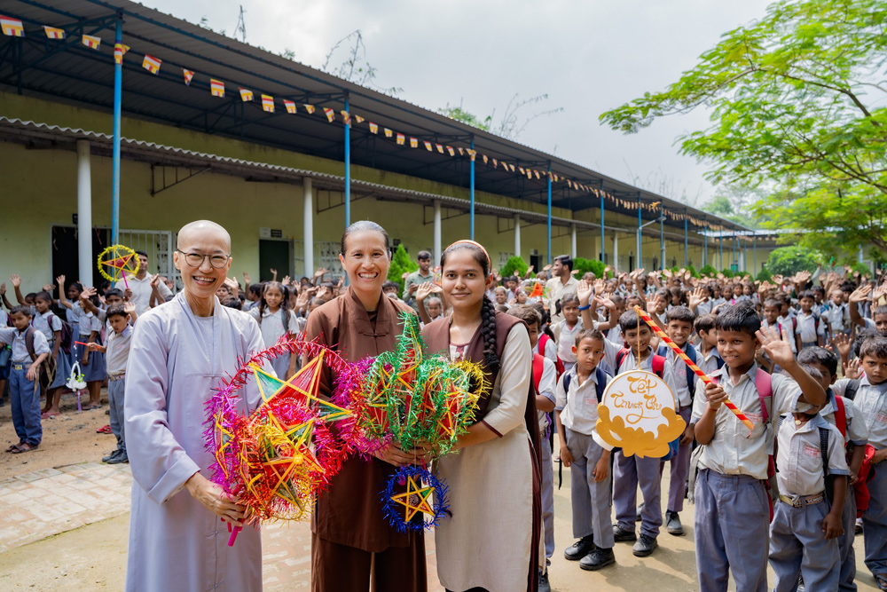 Những chiếc đèn ông sao rực rỡ sắc màu được Cô Phạm Thị Yến trao tới Sư Cô và các thầy cô giáo tại Trường Tiểu học Kiều Đàm Di - Vaishali - nơi có thánh tích Đức Phật xuất gia cho người nữ.