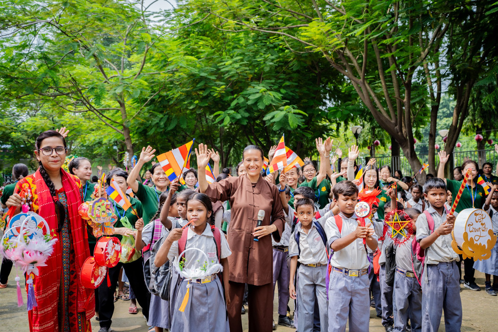Với những món quà trung thu thú vị và lạ mắt, các em học sinh Trường Tiểu học Kiều Đàm Di - Vaishali bày tỏ niềm háo hức khi được đón nhận những món quà từ các Phật tử CLB Cúc Vàng.