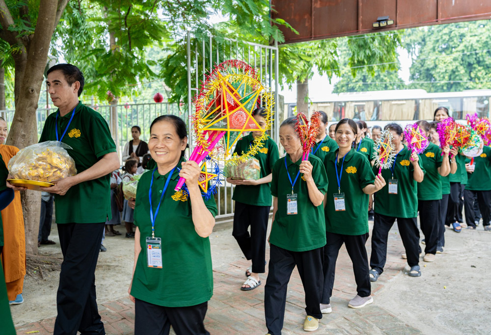 Mỗi người đều có trong tay những món quà nhỏ được mang từ đất nước Việt Nam để trao tặng tới các em học sịnh Trường Tiểu học Kiều Đàm Di - Vaishali.