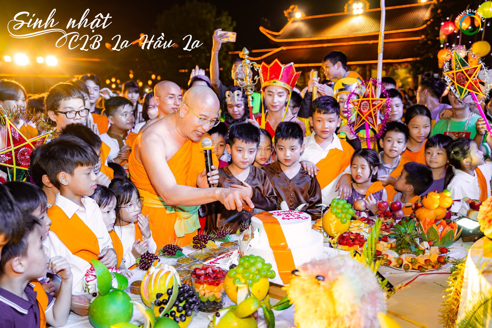 Sư Phụ Thích Trúc Thái Minh cắt bánh kem - chúc mừng sinh nhật CLB La Hầu La 2 tuổi.