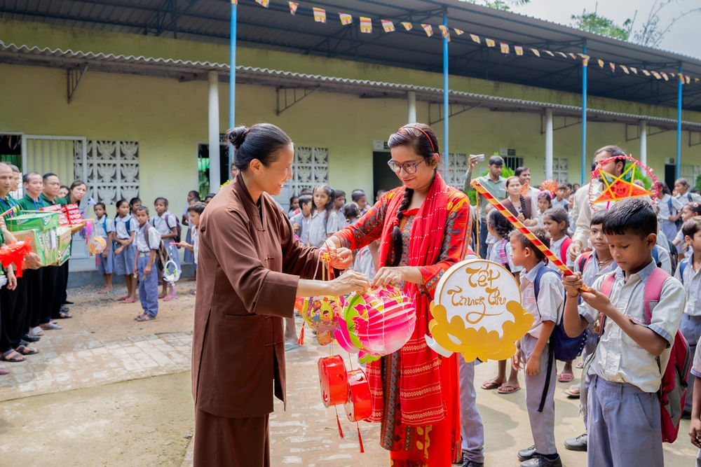 Cô Phạm Thị Yến tận tay trao những chiếc đèn lồng trung thu tới các thầy cô giáo và các em học sinh tại Trường Tiểu học Kiều Đàm Di - Vaishali.