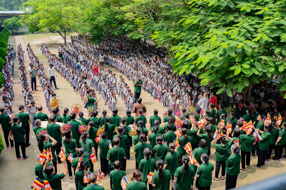 Rất đông các em nhỏ của Trường tiểu học Kiều Đàm Di - Vaishali đứng chờ để được nhận những món quà trung thu từ Cô Phạm Thị Yến và các Phật tử CLB Cúc Vàng.