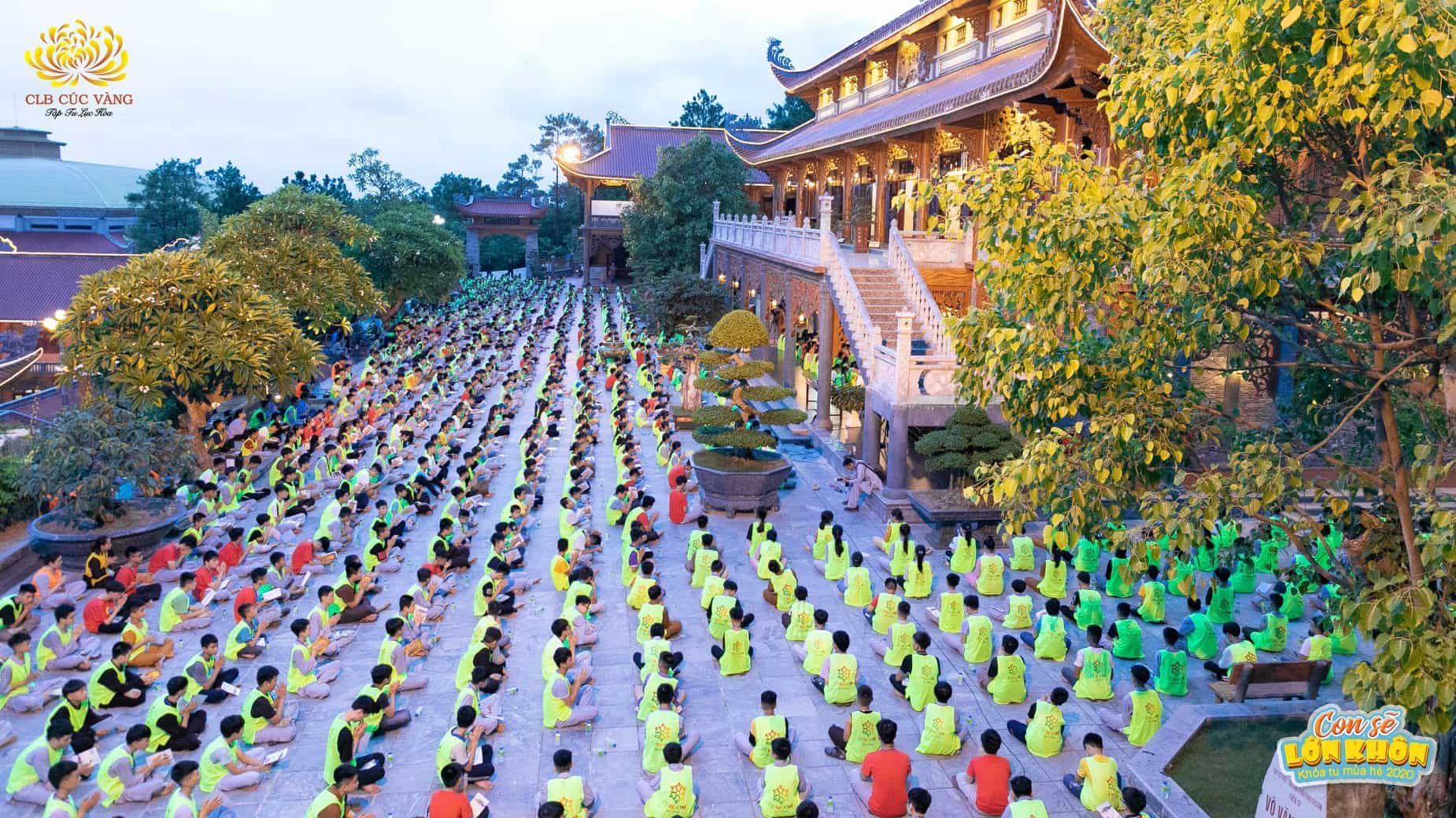 Hơn 3.000 bạn khóa sinh của Khóa tu mùa hè chùa Ba Vàng lần I – 2020 đã thành kính dâng hương, hoa tưởng niệm các anh hùng liệt sĩ