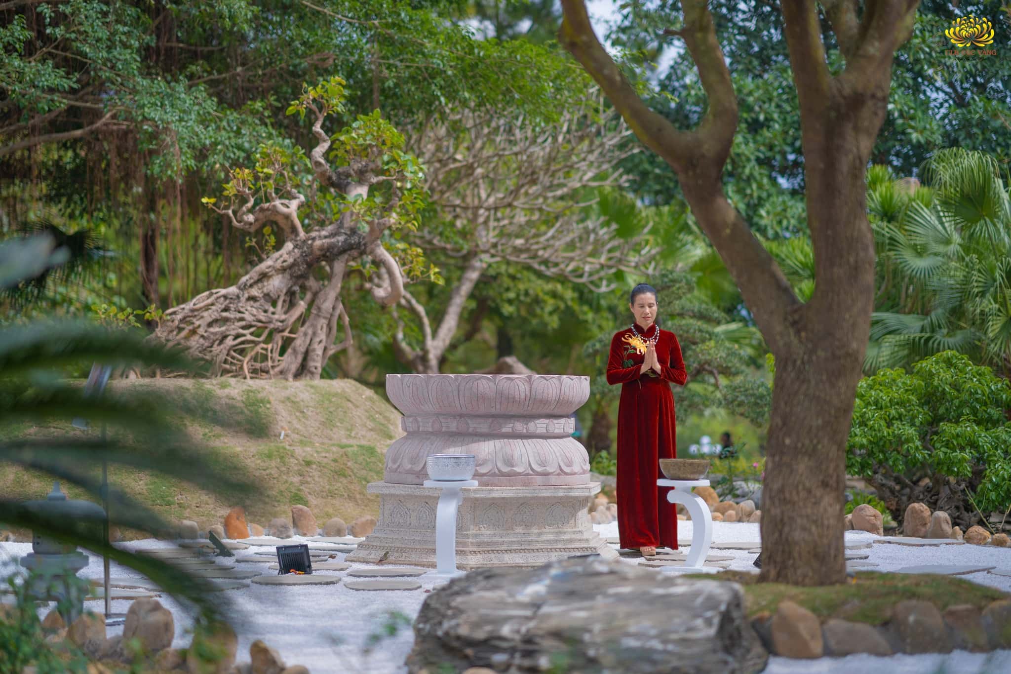 Cô Phạm Thị Yến nhiễu quanh khối đàn bàn chân Phật tại vườn thiền chùa Ba Vàng