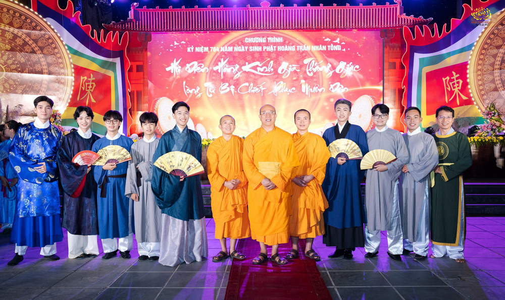 Lê Hoàng Trung (thứ 2 từ trái sang) được chụp ảnh cùng Sư Phụ, chư Tăng và các bạn diễn “cây nhà lá chùa” của mình