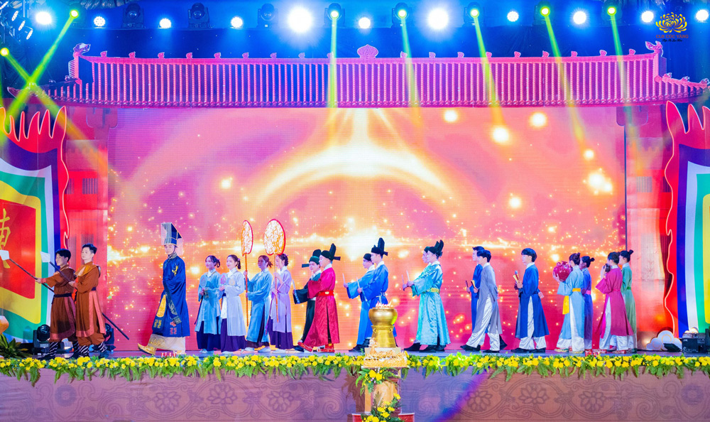 Những người mẫu sải bước trên sân khấu, tái hiện sự uy nghi của hoàng đế, sự trung thành của quan lại thời Trần