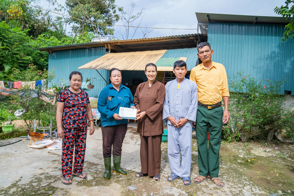Các Phật tử CLB Cúc Vàng chùa Ba Vàng trao quà từ thiện tới hộ gia đình bị ảnh hưởng nặng nề từ cơn bão Noru