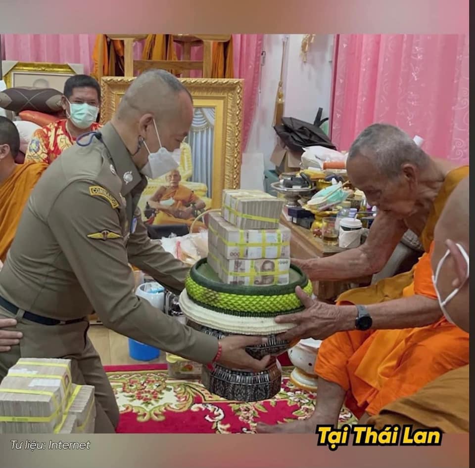 Chư Tăng Thái Lan thọ nhận tiền cúng dường của nhân dân, Phật tử