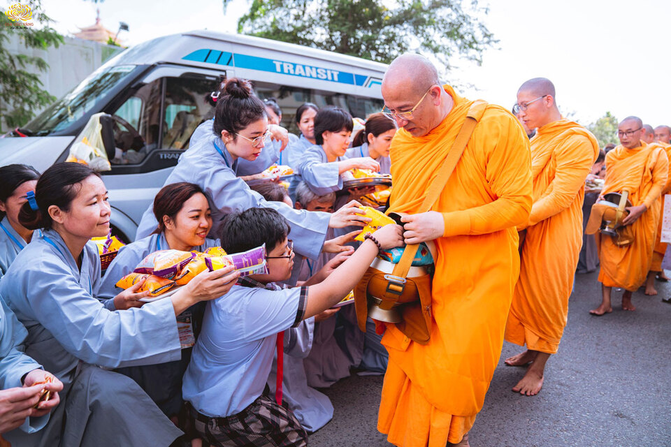 Nhân dân, Phật tử sớt bát cúng dường chư Tăng