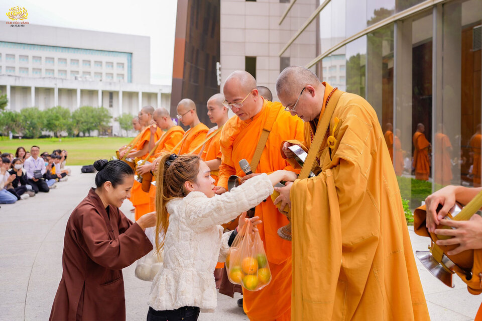 Cô chủ nhiệm cùng nhân dân, Phật tử thành kính cúng dường Sư Phụ cùng chư Tăng.