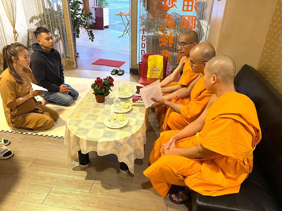 Chư Tăng chùa Ba Vàng tác lễ cầu an tại cửa tiệm thứ hai cho gia đình Phật tử Vũ Huế