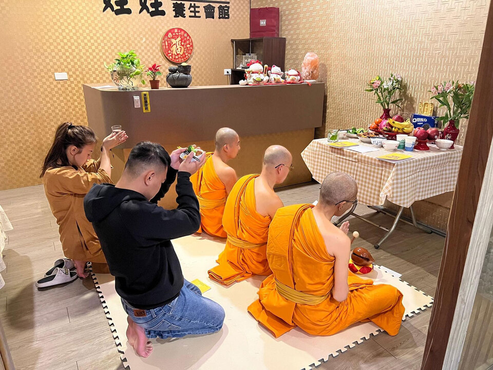 Chư Tăng chùa Ba Vàng tác lễ cầu an tại cửa tiệm thứ nhất cho gia đình Phật tử Vũ Huế