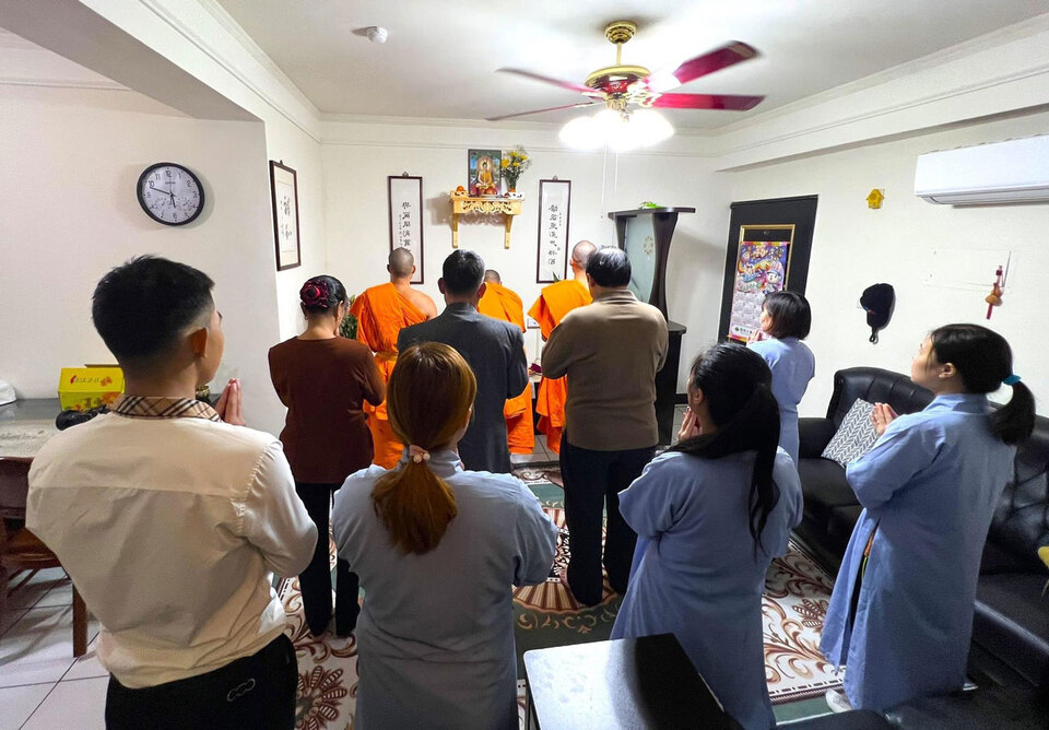 Không khí trang nghiêm thanh tịnh của buổi lễ cầu an tại gia đình Phật tử Nguyễn Ngoãn.