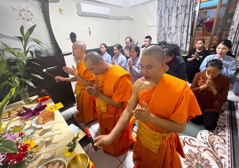 Chư Tăng chùa Ba Vàng tác lễ cầu an cho gia đình Phật tử Nguyễn Thị Ngoãn - Đạo tràng Phật tử xa xứ Đào Viên Đài Loan
