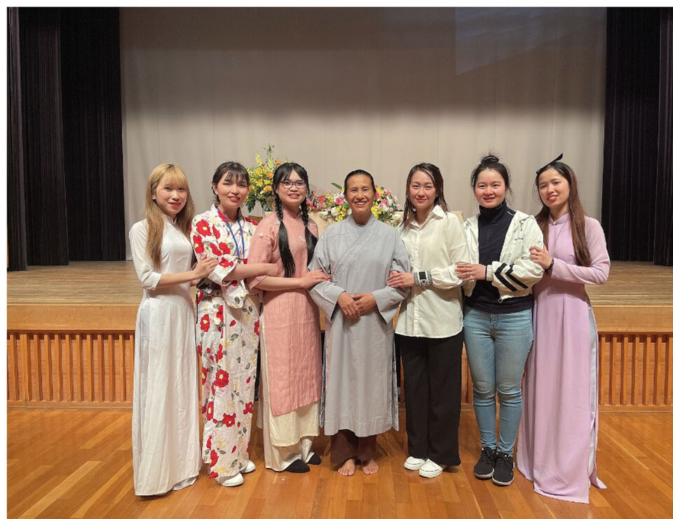 Bạn Vũ Thị Thanh Loan (áo trắng, thứ 3 từ bên phải sang) chụp ảnh cùng Cô Chủ nhiệm Phạm Thị Yến và các Phật tử trong đạo tràng Phật tử xa xứ