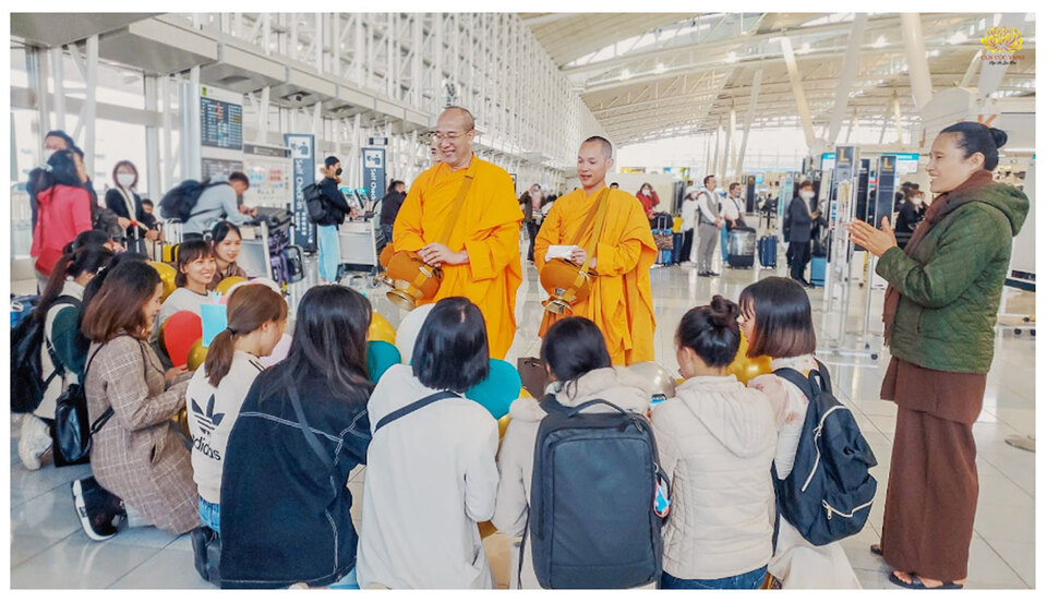 Sư Phụ Thích Trúc Thái Minh, chư Tăng và Cô Chủ nhiệm dặn dò các Phật tử trước khi lên máy bay từ Nhật Bản trở về Việt Nam