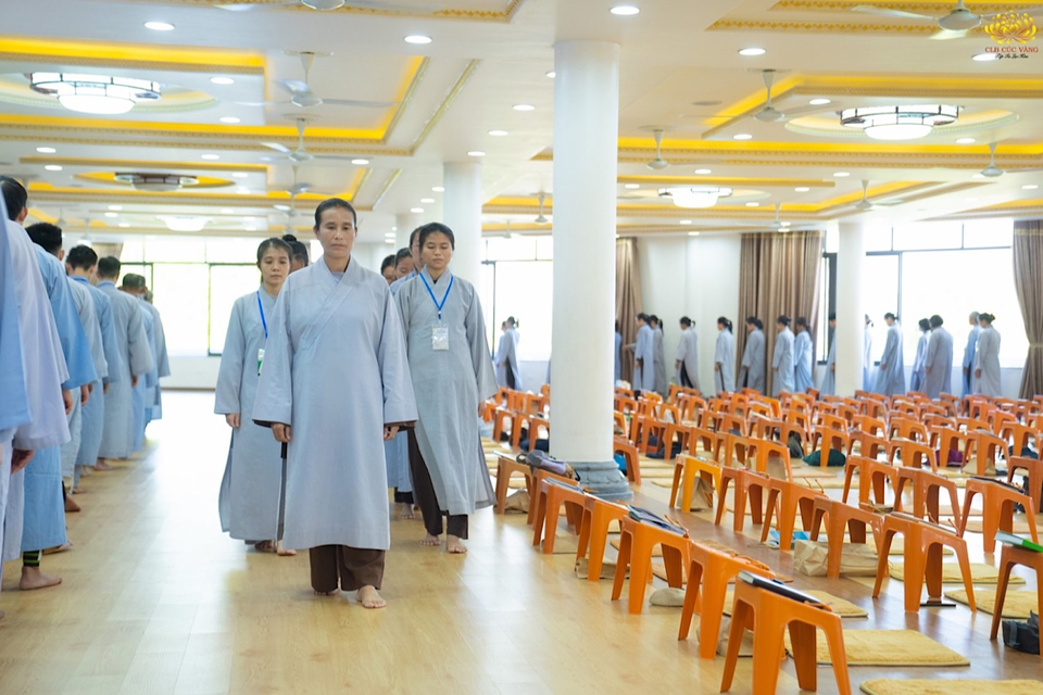 Cô Phạm Thị Yến hướng dẫn các thiền sinh hành thiền