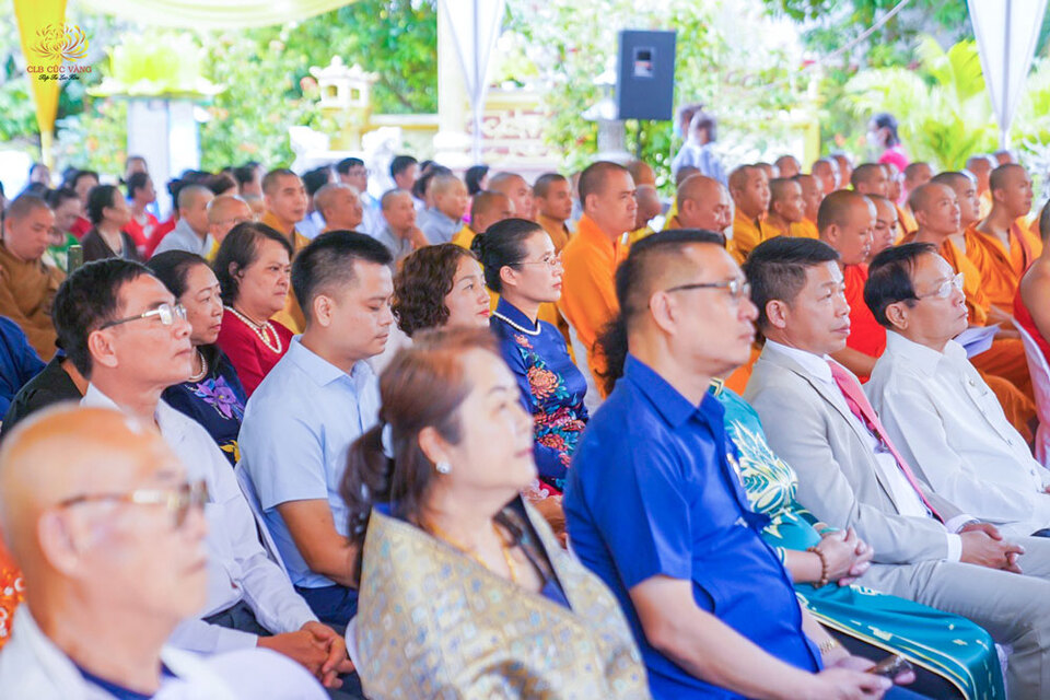 Tham dự buổi lễ Khánh thành còn có chư Tăng nước Lào, chư Tăng tại một số chùa ở Việt Nam cùng các Phật tử, nhân dân Việt Nam và Lào tham dự.