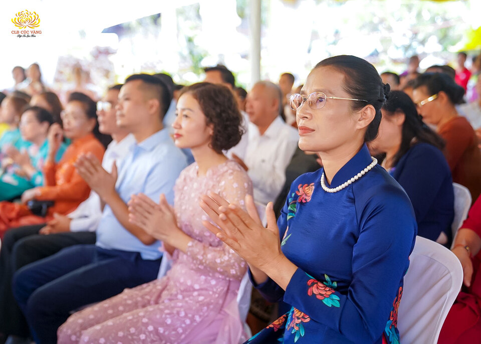 Cô Phạm Thị Yến cùng các Phật tử CLB Cúc Vàng - Tập Tu Lục Hòa tham dự buổi lễ Khánh thành chùa Trang Nghiêm (Tân An, Tp.Pakse, tỉnh Champasak, Lào).