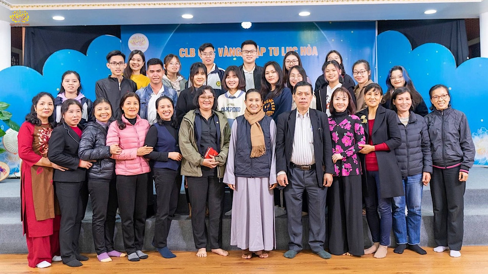 Cô Phạm Thị Yến chụp ảnh lưu niệm với đoàn cán bộ, giáo viên và sinh viên CLB Vì Trẻ Thơ của Học viện Tài chính