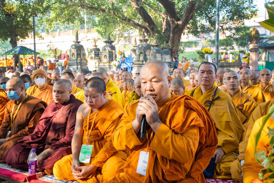 Thầy Chalinda - trụ trì Tháp Đại Giác cùng chư Tăng chú nguyện hồi hướng công đức cho các Phật tử.